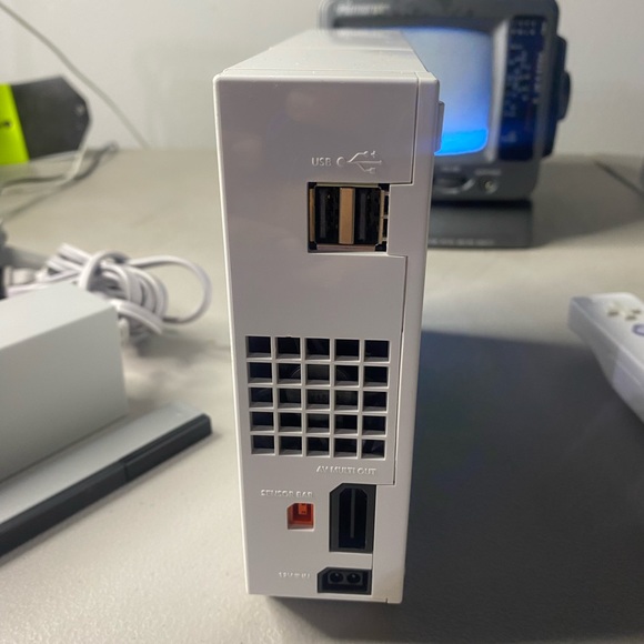 NINTENDO WII CONSOLE BUNDLE WHITE +Mario Party 8/ 2 AUTHENTIC CONTROLLERS - Picture 5 of 8